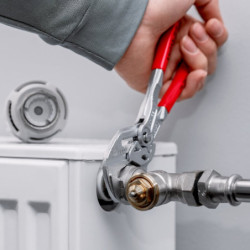 PINCE CLE 180 MM GAINEE PVC