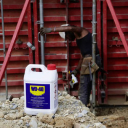 Produit multifonction WD 40 lubrifie,dégrippe,chasse l'humidité et protèction bidon de 5 litres WD-4
